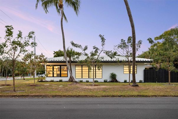 Exterior, Facade, Ranch