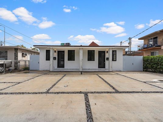 Exterior, Facade, Ranch