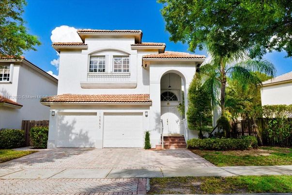 Attached, Exterior, Facade, Mediterranean