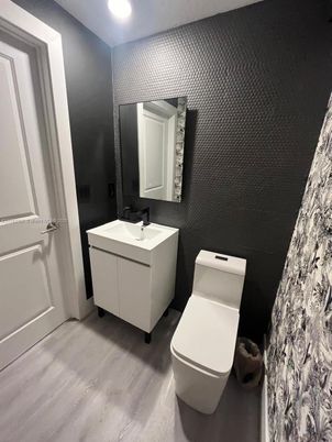 Bathroom, Interior, Recessed Lighting, Wood Texture Flooring