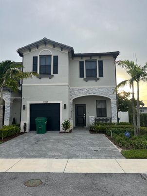 Attached, Exterior, Facade, Mediterranean