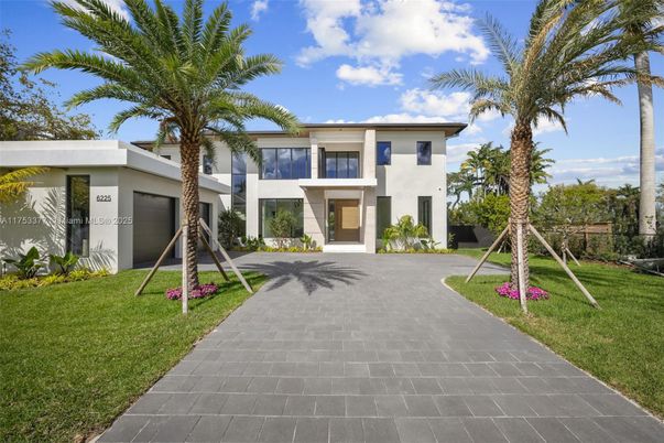 Backyard, Exterior, Facade, Modern