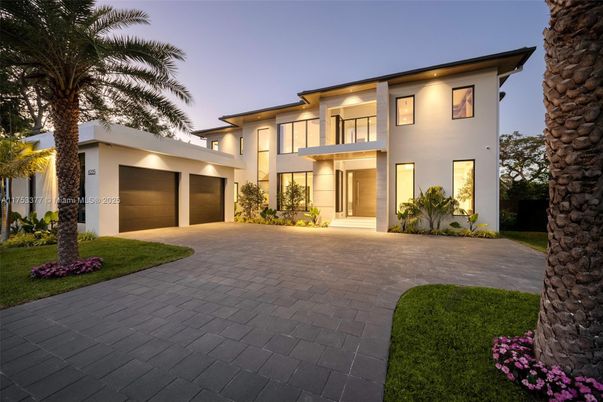 Attached, Backyard, Exterior, Facade, Modern
