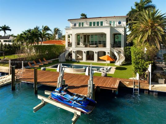 Exterior, Lake