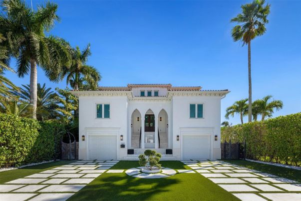 Attached, Exterior, Facade, Mediterranean
