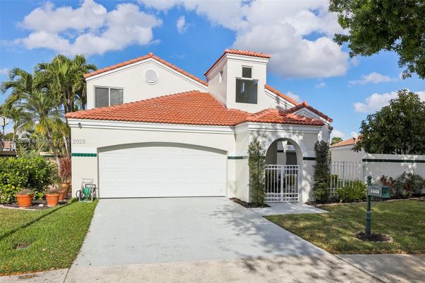 Attached, Exterior, Facade, Mediterranean