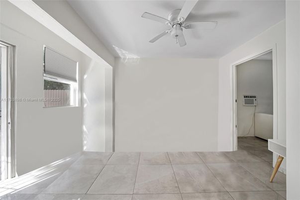 Empty room, Interior
