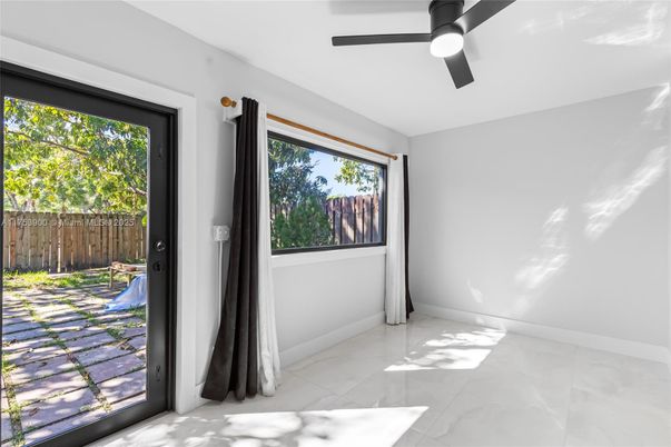 Empty room, Interior