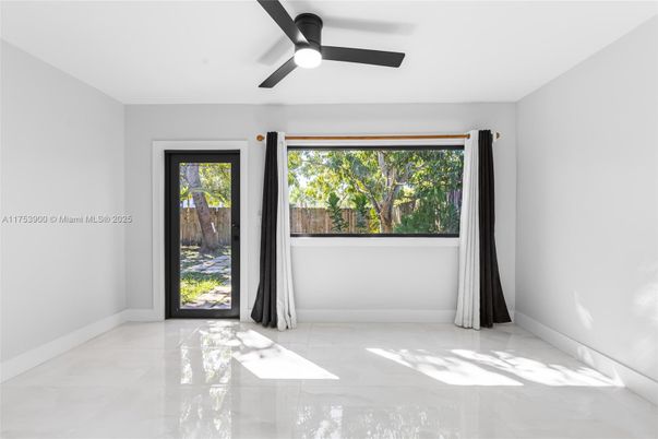 Empty room, Interior