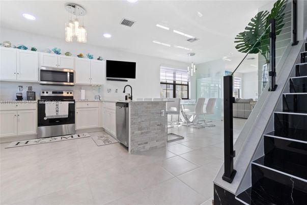 Dining room, Interior, Kitchen, Pendant Lights, Recessed Lighting, Stainless Steel Appliances