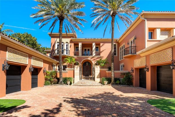 Attached, Exterior, Facade, Mediterranean