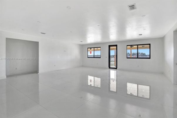 Empty room, Interior, Recessed Lighting