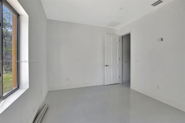 Empty room, Interior