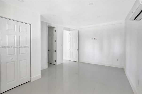 Empty room, Interior