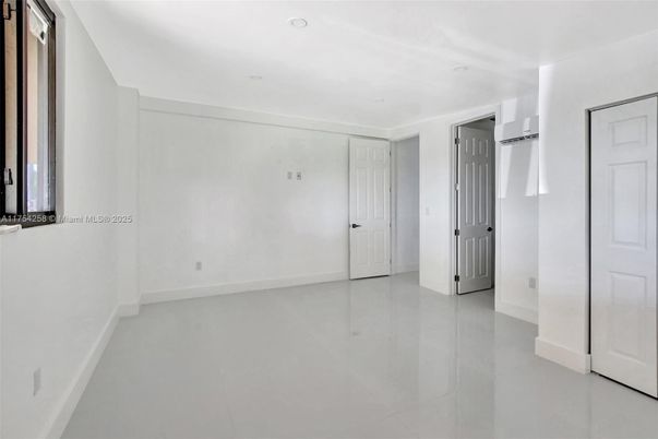 Empty room, Interior