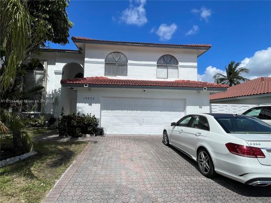 Attached, Exterior, Facade, Mediterranean