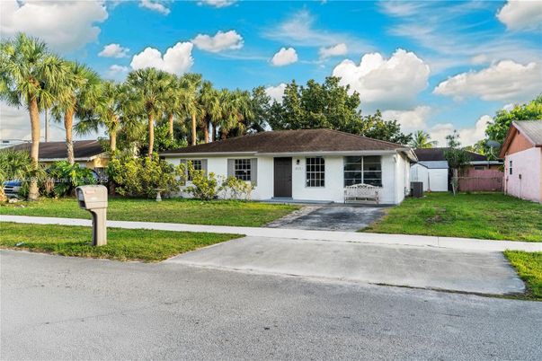 Backyard, Exterior, Facade, Ranch