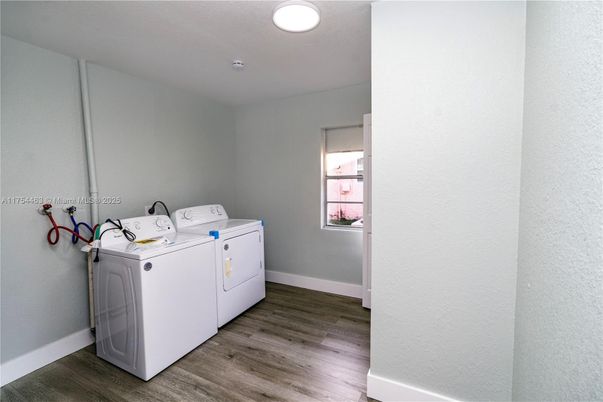 Interior, Washer, Wood Texture Flooring