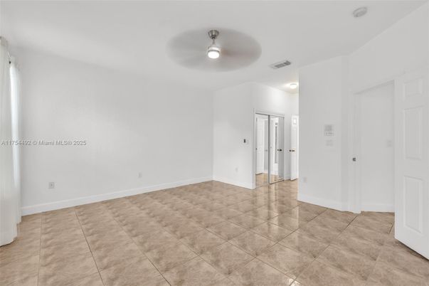 Empty room, Interior