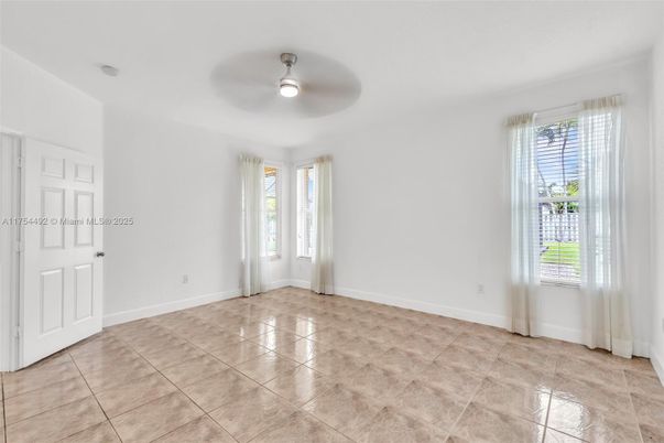 Empty room, Interior