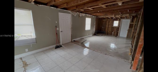 Empty room, Interior, Wooden Beams