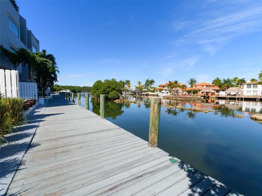 Exterior, Lake