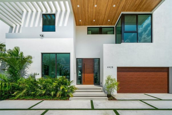 Attached, Exterior, Facade, Modern
