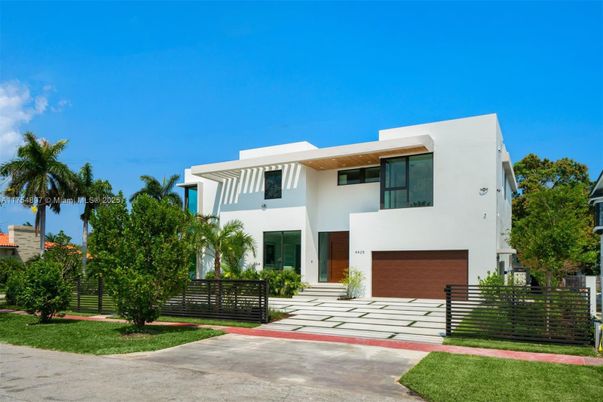 Attached, Exterior, Facade, Modern