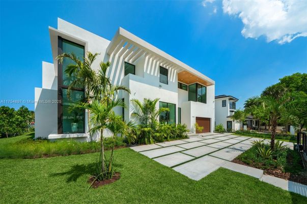 Backyard, Exterior, Facade, Modern