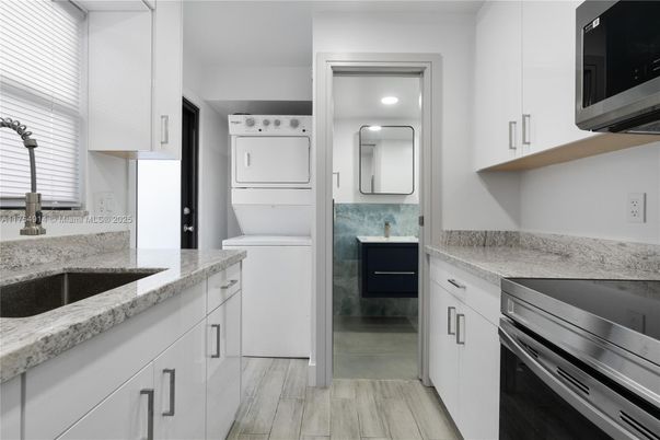 Interior, Kitchen, Utility Closets, Washer, Wood Texture Flooring