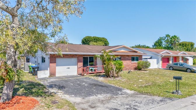 Attached, Exterior, Facade, Brick Facade, Ranch