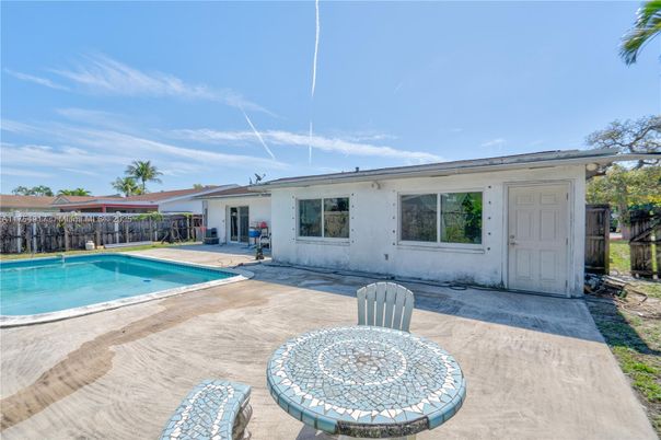 Exterior, Pool
