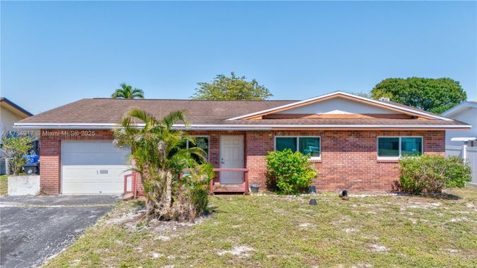 Attached, Exterior, Facade, Brick Facade, Ranch