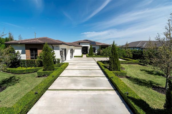 Exterior, Facade, Ranch