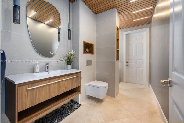 Bathroom, Interior, Recessed Lighting