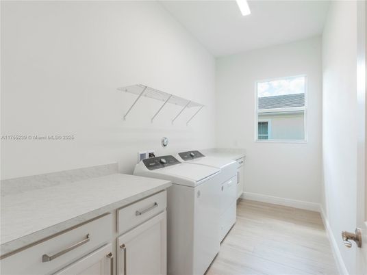Interior, Recessed Lighting, Washer, Wood Texture Flooring