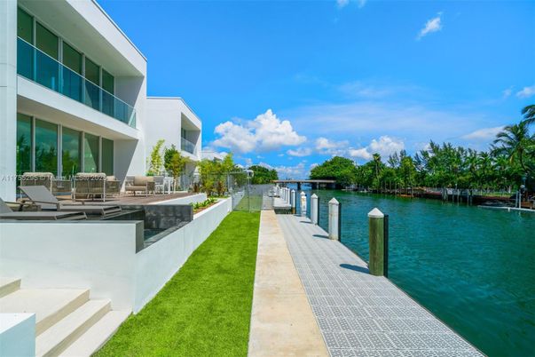 Exterior, Lake
