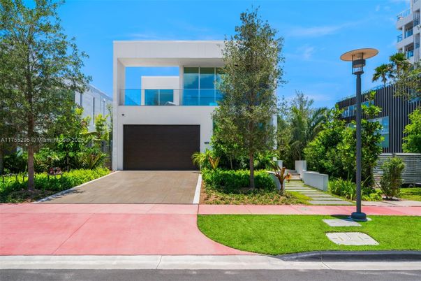 Attached, Exterior, Facade, Modern