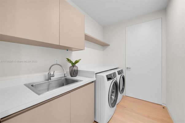 Interior, Washer, Wood Texture Flooring