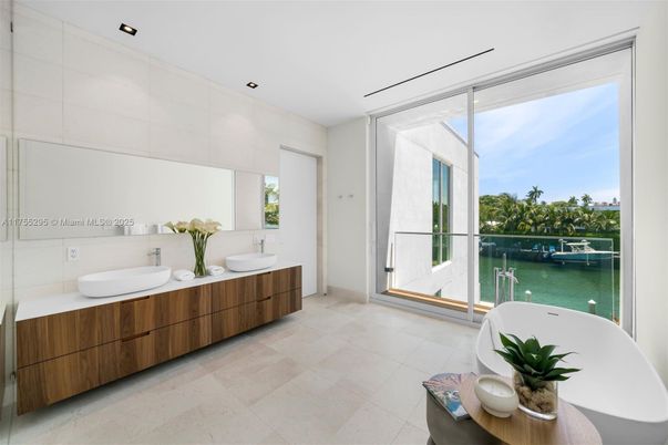 Bathroom, Dual Sink Vanities, Interior, Recessed Lighting, Water