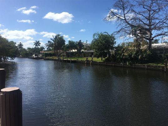 Exterior, Lake