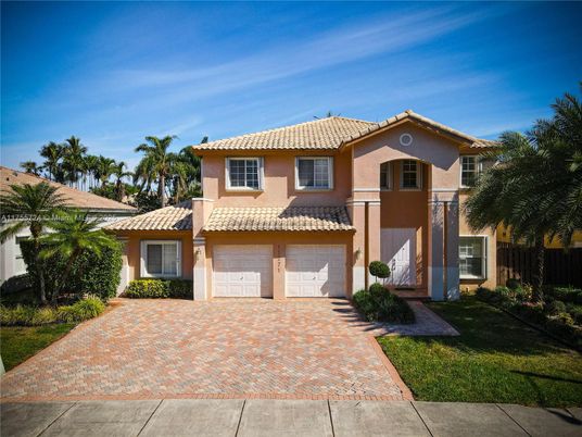 Attached, Exterior, Facade, Mediterranean