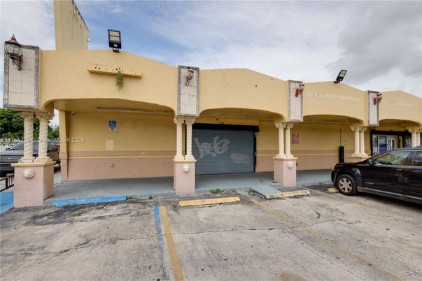 Attached, Exterior, Facade, None