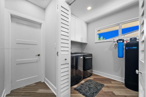 Interior, Recessed Lighting, Washer, Wood Texture Flooring