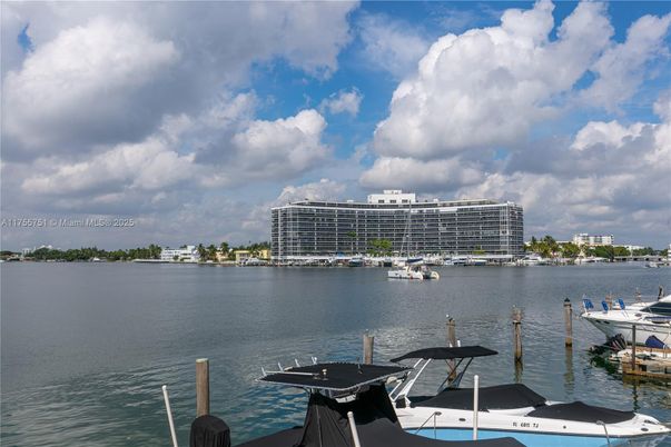 Exterior, Lake