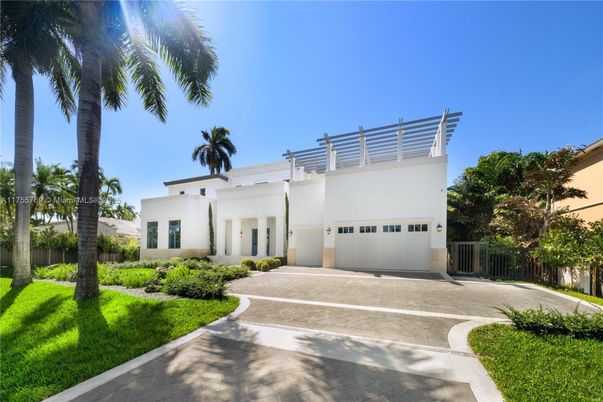 Attached, Exterior, Facade, Modern