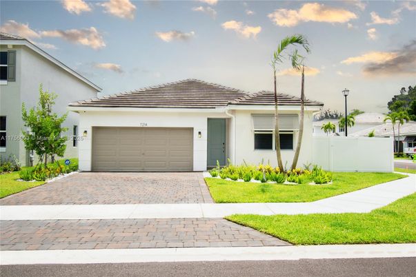 Attached, Exterior, Facade, Mediterranean