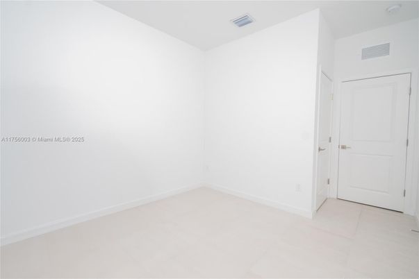 Empty room, Interior