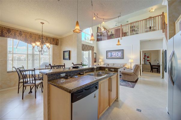Chandelier, Dining room, Interior, Living room, Pendant Lights