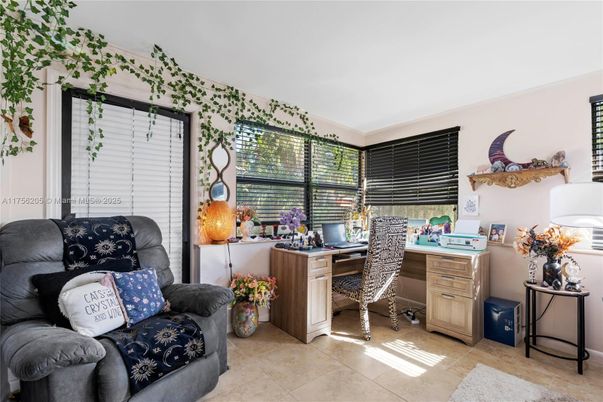 Home Office, Interior